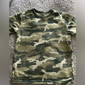 Kid tshirt camouflage design size 5/6 like new!